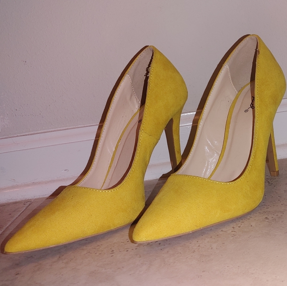 Point toe yellow pumps